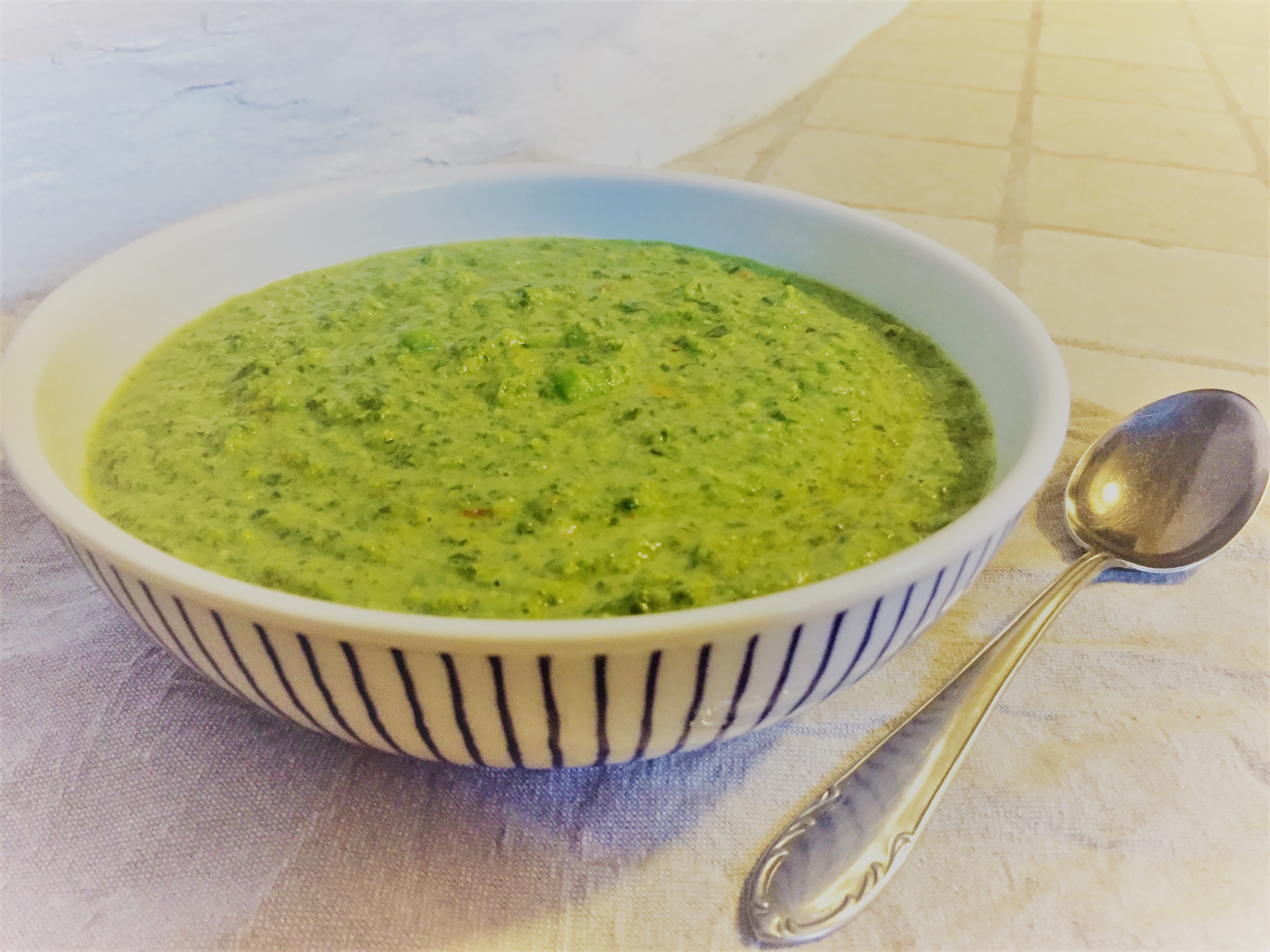 Spinach and green pea soup
